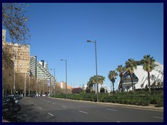 Avinguda de l'Autopista del Saler, the Opera Reina Sofia to the right.